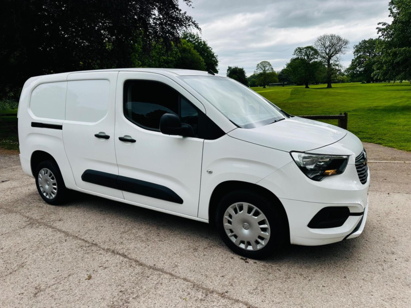 2021 Vauxhall Combo 1.5 Turbo D 2300 Sportive L2 H1 Euro 6 4dr in White — image 1