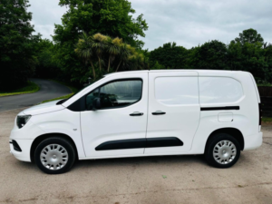 2021 Vauxhall Combo 1.5 Turbo D 2300 Sportive L2 H1 Euro 6 4dr in White — image 4