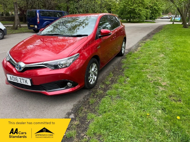 2016 Toyota Auris Vvt-I Business Edition in Red — image 1