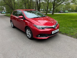 2016 Toyota Auris Vvt-I Business Edition in Red — image 2