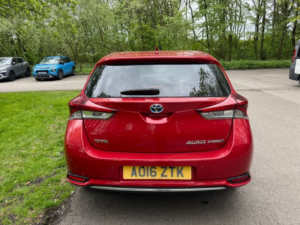 2016 Toyota Auris Vvt-I Business Edition in Red — image 5