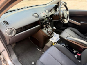 2011 Mazda Mazda2 1.3 Tamura Euro 5 5dr in Silver — image 4