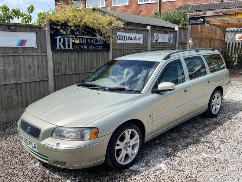2006 Volvo V70 2.4d Se Geartronic 5dr in Gold — image 1