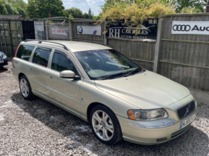 2006 Volvo V70 2.4d Se Geartronic 5dr in Gold — image 2