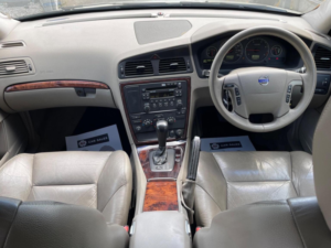 2006 Volvo V70 2.4d Se Geartronic 5dr in Gold — image 4