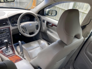 2006 Volvo V70 2.4d Se Geartronic 5dr in Gold — image 5