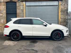 2010 Porsche Cayenne 4.8t V8 SUV 5dr Petrol Tiptronics 4WD Euro 5 (s/s) (500 Ps) in White — image 4