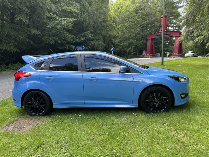 2015 Ford Focus 1.5 T Ecoboost Zetec S in Blue — image 1