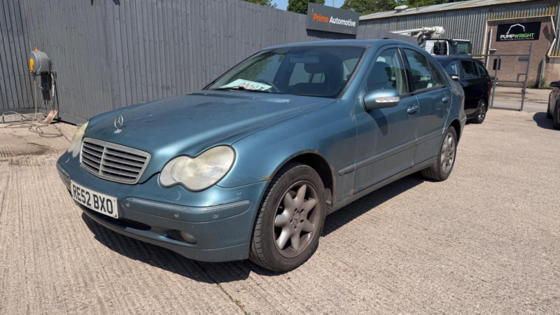 2002 Mercedes-Benz C Class 2.6 C240 Elegance Se 4dr in Blue — image 1