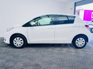 2012 Toyota Yaris 1.33 Dual Vvt-I Tr Multidrive S Euro 5 5dr in White — image 5