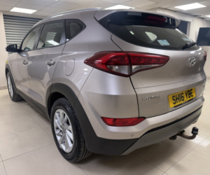 2016 Hyundai Tucson 2.0 Crdi Se Nav SUV 5dr Diesel Manual 4WD Euro 6 (136 Ps) in Multicolour — image 4
