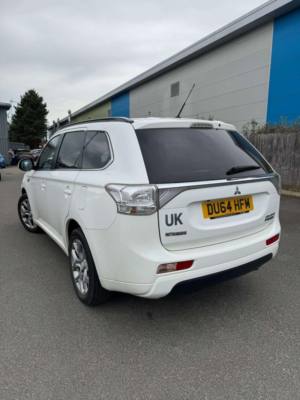 2015 Mitsubishi Outlander 2.0h 12kwh Gx4h CVT 4WD Euro 5 (s/s) 5dr in White — image 3
