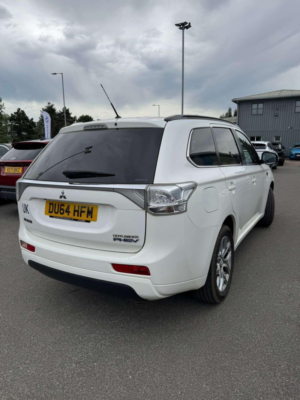 2015 Mitsubishi Outlander 2.0h 12kwh Gx4h CVT 4WD Euro 5 (s/s) 5dr in White — image 4