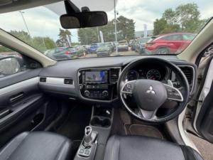 2015 Mitsubishi Outlander 2.0h 12kwh Gx4h CVT 4WD Euro 5 (s/s) 5dr in White — image 5