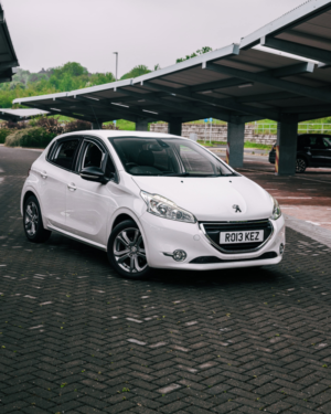 2014 Peugeot 208 1.2 Vti Allure Hatchback 5dr Petrol Manual Euro 5 (82 Ps) in White — image 2