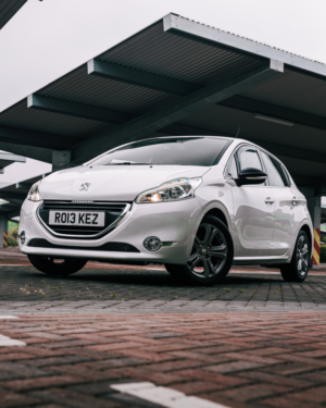 2014 Peugeot 208 1.2 Vti Allure Hatchback 5dr Petrol Manual Euro 5 (82 Ps) in White — image 3
