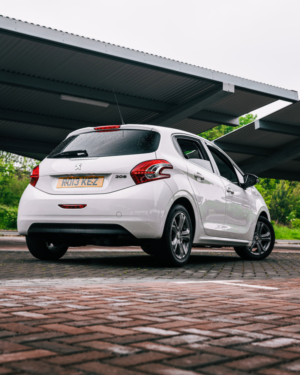 2014 Peugeot 208 1.2 Vti Allure Hatchback 5dr Petrol Manual Euro 5 (82 Ps) in White — image 5