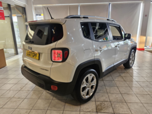 2017 Jeep Renegade 2.0 Renegade 2.0 Multijet Ii 140hp 4WD Auto Low Limit in White — image 5