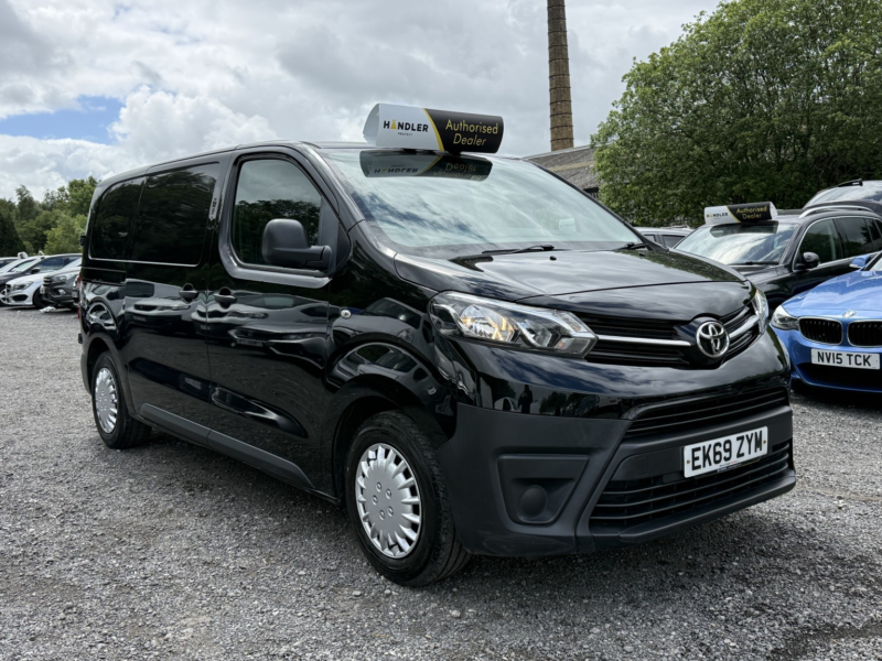 2019 Toyota Proace 1.5 D Icon in Black — image 1