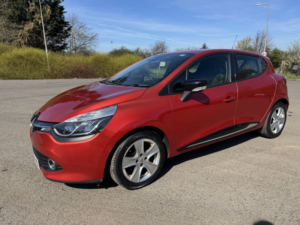 2016 Renault Clio 1.5 Dynamique Medianav Dci 90 Stop & Start in Red — image 2