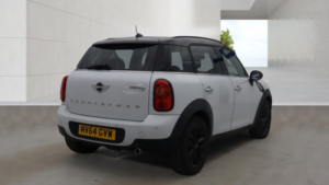 2014 MINI Countryman 1.6 Cooper D Countryman in White — image 4