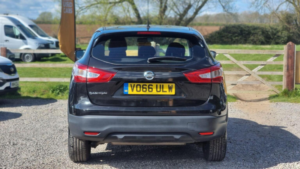 2016 Nissan Qashqai 1.5 Dci Acenta 2WD Euro 6 (s/s) 5dr in Black — image 5