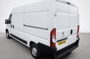 2018 Peugeot Boxer 2.0 Bluehdi Professional L2h2 335 Eu6 Ulez in White — image 4