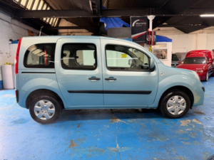 2010 Renault Kangoo 1.6 16v Expression in Blue — image 4