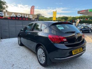2016 Vauxhall Astra 1.4i Excite Euro 6 5dr in Black — image 4