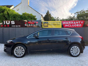 2016 Vauxhall Astra 1.4i Excite Euro 6 5dr in Black — image 6