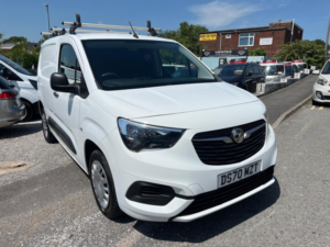 2020 Vauxhall Combo 1.5 Turbo D 2300 Sportive L1 H1 Euro 6 4dr in White — image 4