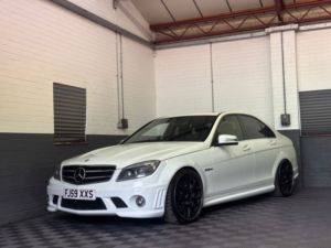2009 Mercedes-Benz C Class 6.3 C63 V8 Amg Saloon 4dr Petrol G-Tronic Euro 4 (457 Ps) in White — image 3