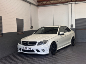 2009 Mercedes-Benz C Class 6.3 C63 V8 Amg Saloon 4dr Petrol G-Tronic Euro 4 (457 Ps) in White — image 4