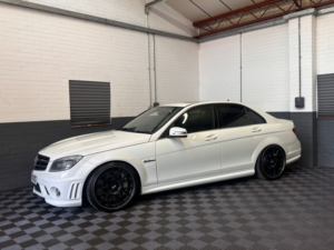 2009 Mercedes-Benz C Class 6.3 C63 V8 Amg Saloon 4dr Petrol G-Tronic Euro 4 (457 Ps) in White — image 5