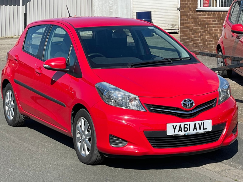 2012 Toyota Yaris 1.33 Dual Vvt-I Tr Hatchback 5dr Petrol Manual Euro 5 (101 Ps) in Red — image 1