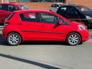 2012 Toyota Yaris 1.33 Dual Vvt-I Tr Hatchback 5dr Petrol Manual Euro 5 (101 Ps) in Red — image 3
