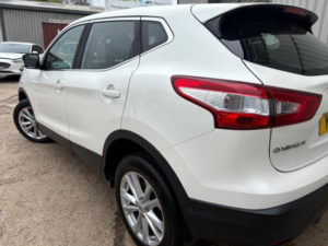 2015 Nissan Qashqai 1.5 Dci Acenta 2WD Euro 5 (s/s) 5dr in White — image 3