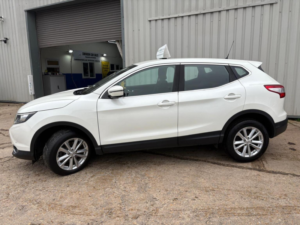 2015 Nissan Qashqai 1.5 Dci Acenta 2WD Euro 5 (s/s) 5dr in White — image 5
