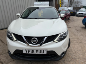 2015 Nissan Qashqai 1.5 Dci Acenta 2WD Euro 5 (s/s) 5dr in White — image 6