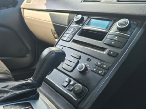 2011 Volvo Xc90 2.4 D5 Active SUV 5dr Diesel Geartronic AWD (219 G/km, 200 Bhp) in Silver — image 4