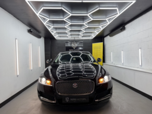 2017 Jaguar Xf 2.0 D Portfolio in Black — image 2