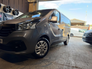 2016 Renault Trafic 1.6 Dci 27 Sport Nav Swb Standard Roof Euro 6 5dr in Grey — image 3