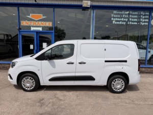 2022 Vauxhall Combo 1.5 Turbo D 2300 Sportive Panel Van 6dr Diesel Manual L2 H1 Euro 6 100 Ps in White — image 3