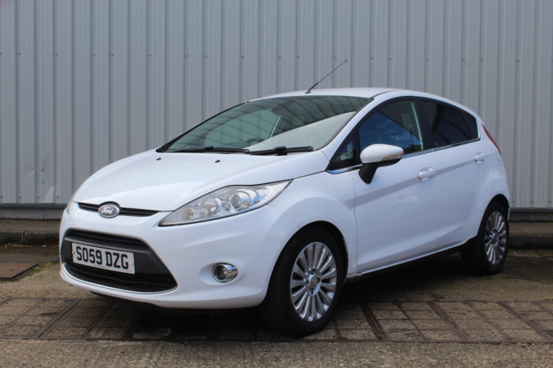 2010 Ford Fiesta 1.4 Titanium in White — image 1