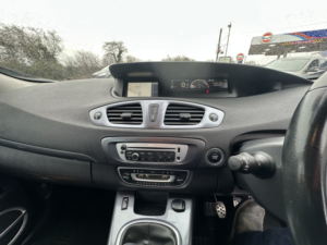 2014 Renault Scenic Xmod 1.6 Dynamique Tomtom Bose+ Pack Dci 130 Stop & Start in Black — image 6