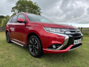 2017 Mitsubishi Outlander 2.0h 12kwh 4h CVT 4WD Euro 6 (s/s) 5dr in Red — image 3