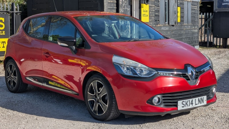 2014 Renault Clio 1.2 16v Dynamique Medianav Hatchback 5dr Petrol Manual Euro 5 (75 Ps) in Red — image 1