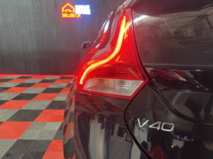 2016 Volvo V40 2.0 R-Design D2 in Black — image 4