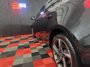 2016 Volvo V40 2.0 R-Design D2 in Black — image 5