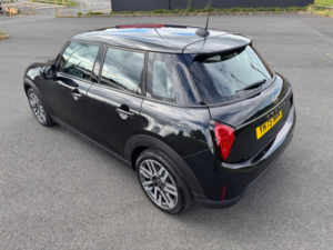 2025 MINI Cooper 1.5c Classic Steptronic Euro 6 (s/s) 5dr in Black — image 2